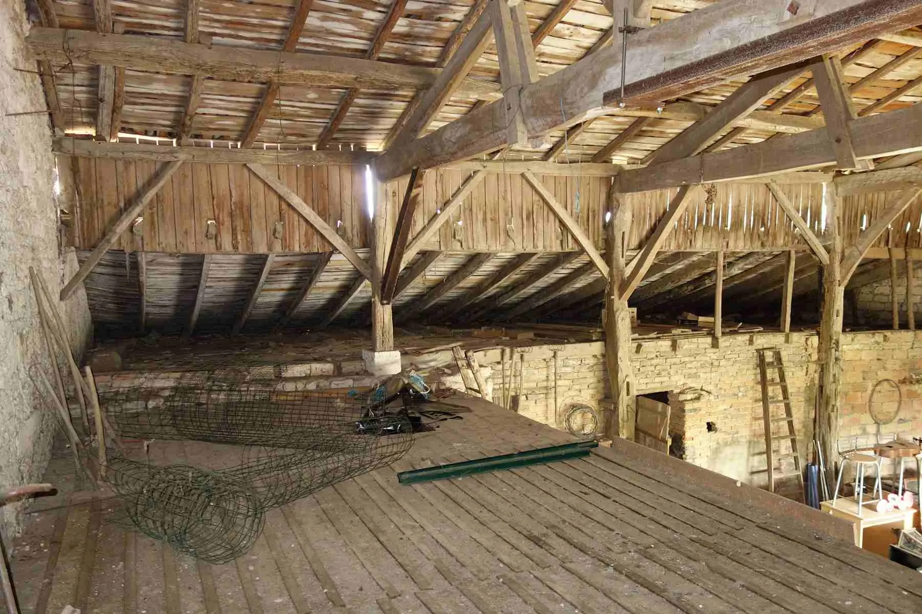 Maison en pierre avec grandes dépendances à St Ciers sur Gironde 