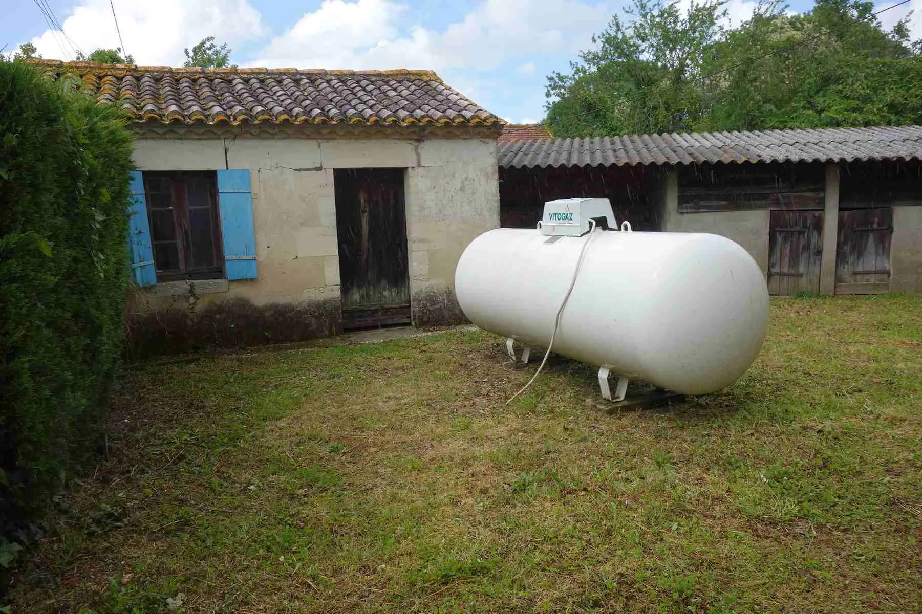 Maison en pierre avec grandes dépendances à St Ciers sur Gironde 