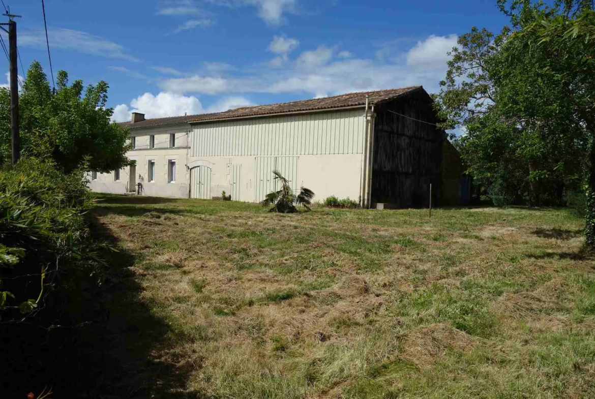 Maison en pierre avec grandes dépendances à St Ciers sur Gironde 