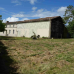 Maison en pierre avec grandes dépendances à St Ciers sur Gironde