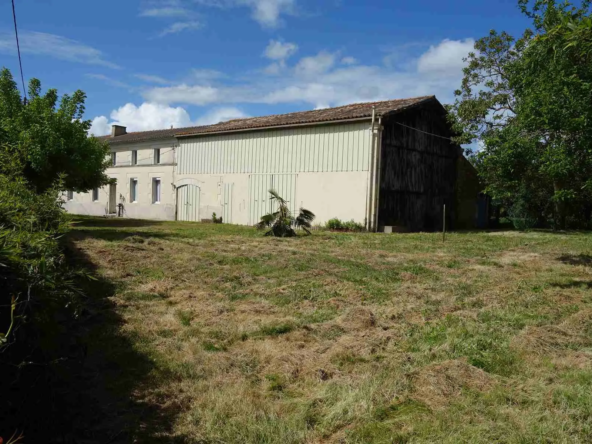 Maison en pierre avec grandes dépendances à St Ciers sur Gironde