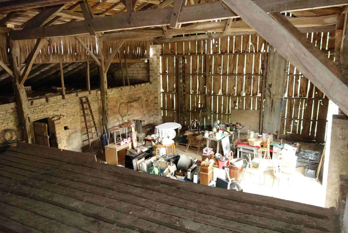 Maison en pierre avec grandes dépendances à St Ciers sur Gironde 