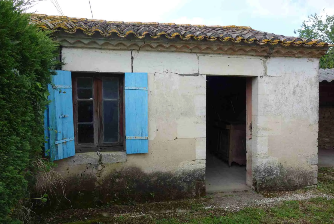 Maison en pierre avec grandes dépendances à St Ciers sur Gironde 