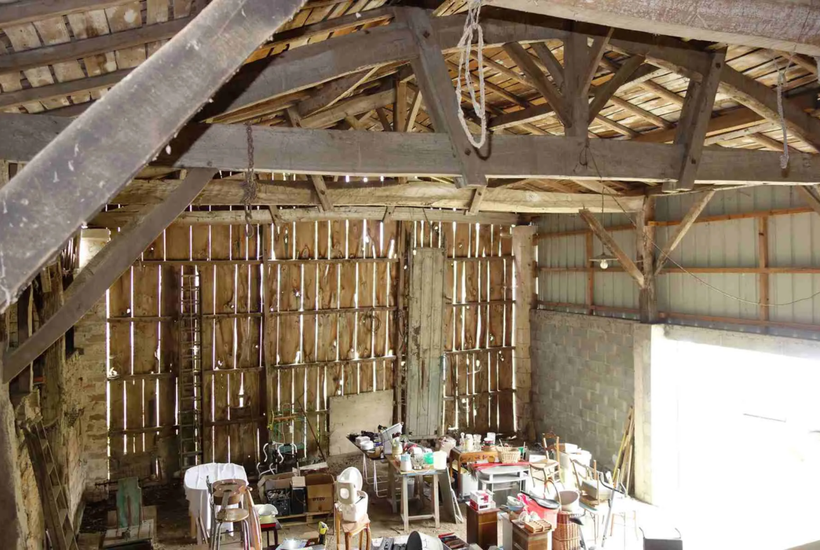 Maison en pierre avec grandes dépendances à St Ciers sur Gironde 