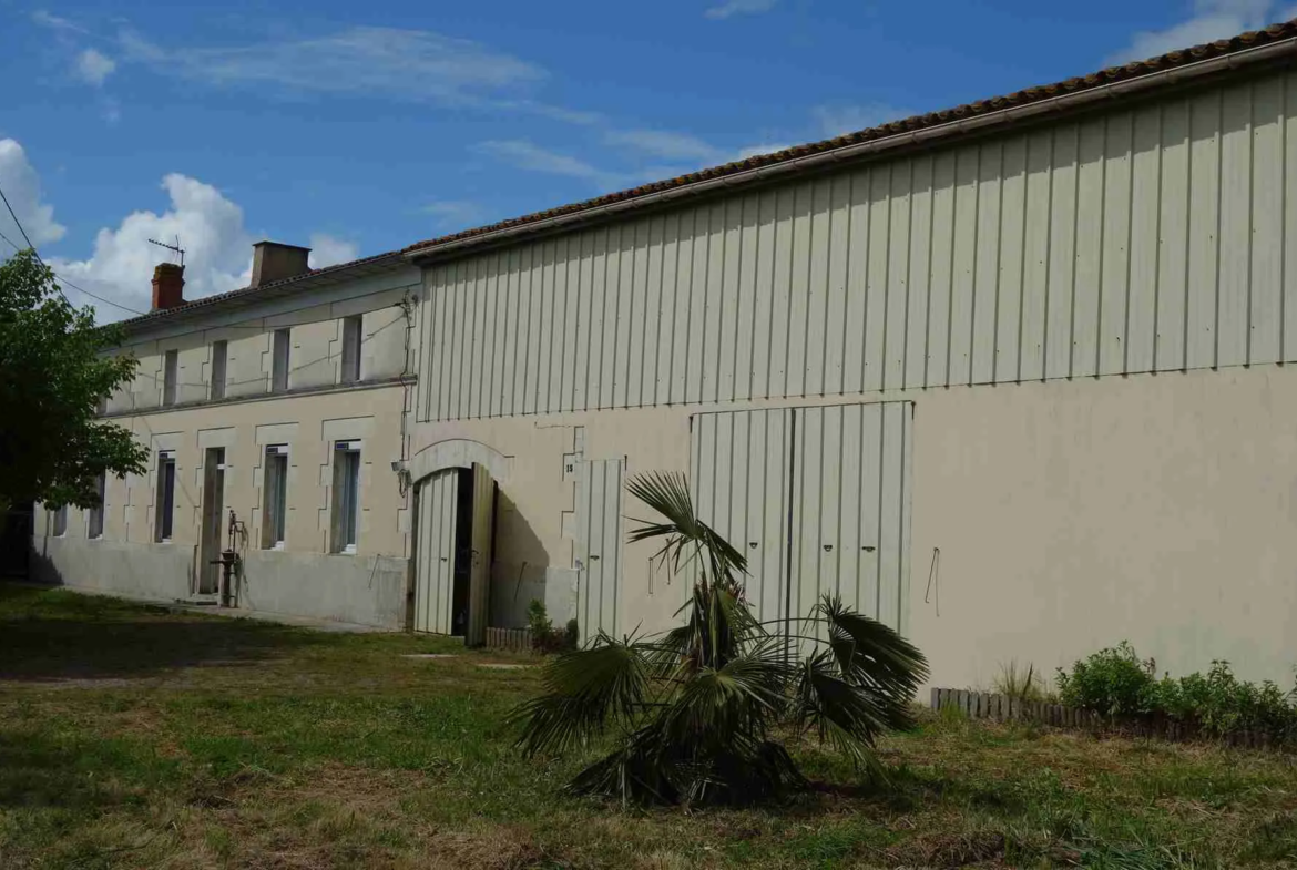 Maison en pierre avec grandes dépendances à St Ciers sur Gironde 