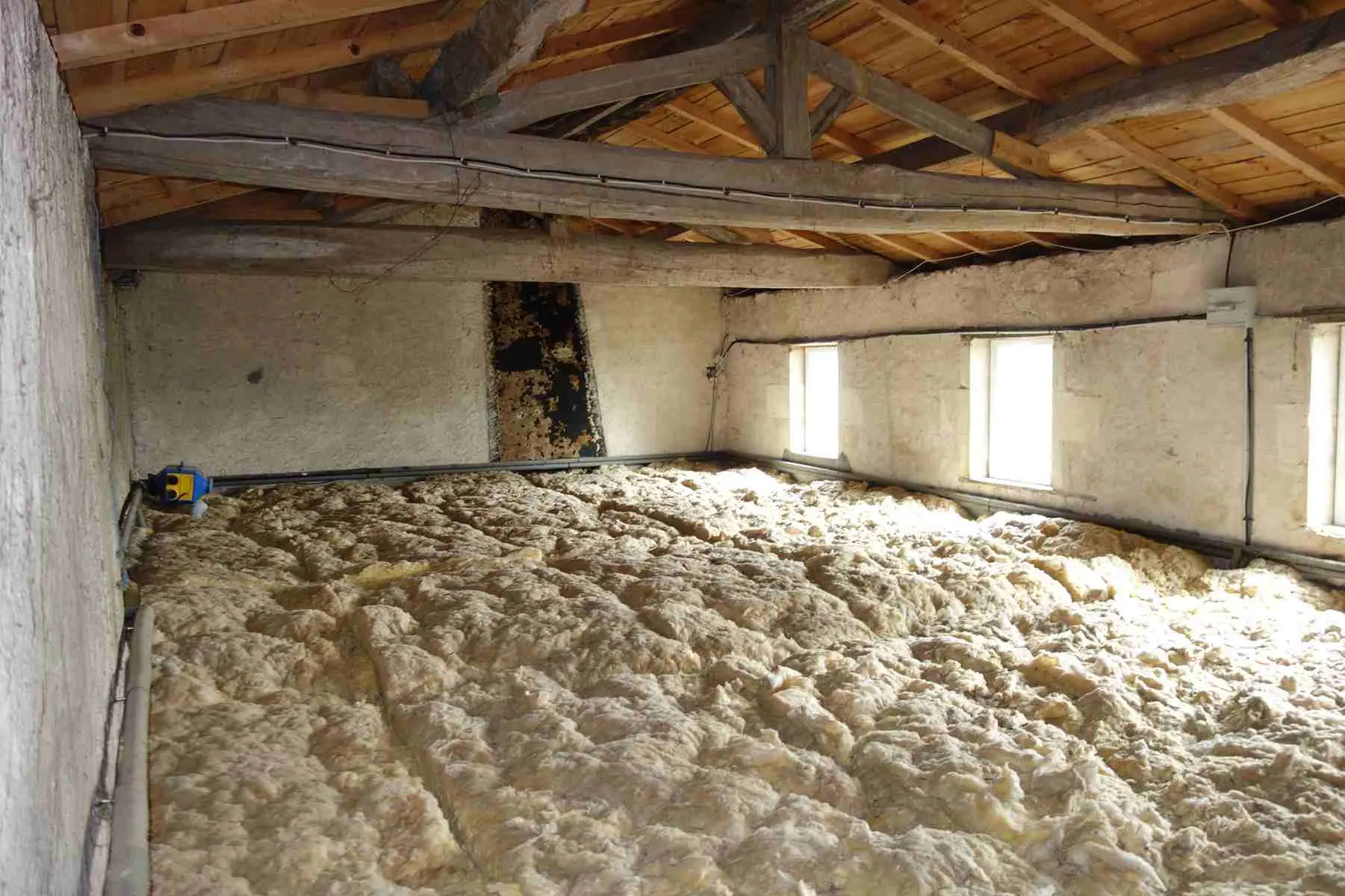 Maison en pierre avec grandes dépendances à St Ciers sur Gironde 