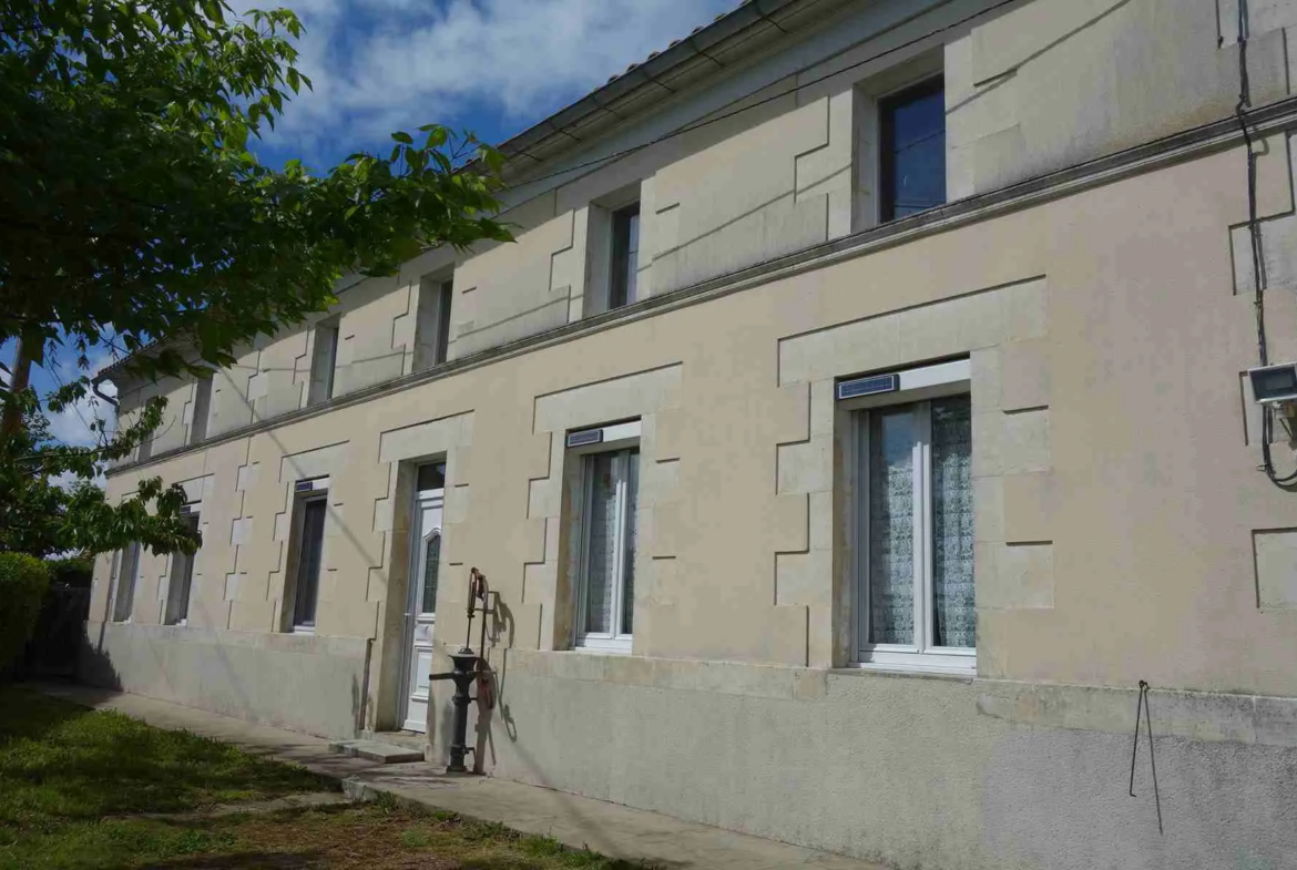 Maison en pierre avec grandes dépendances à St Ciers sur Gironde 