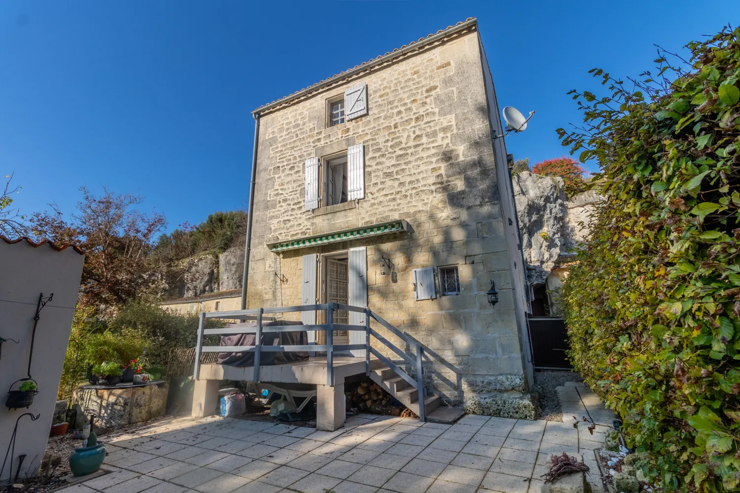 Maison ancienne à vendre à Saint-Savinien - 2-3 chambres, cour et grotte 