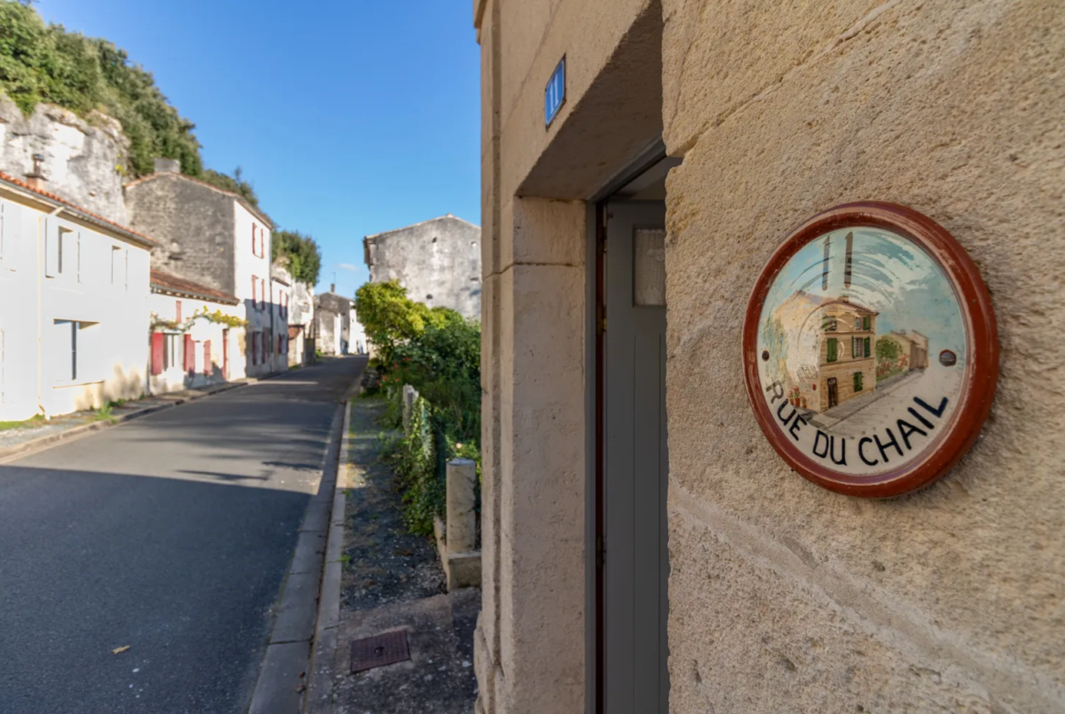 Maison ancienne à vendre à Saint-Savinien - 2-3 chambres, cour et grotte 