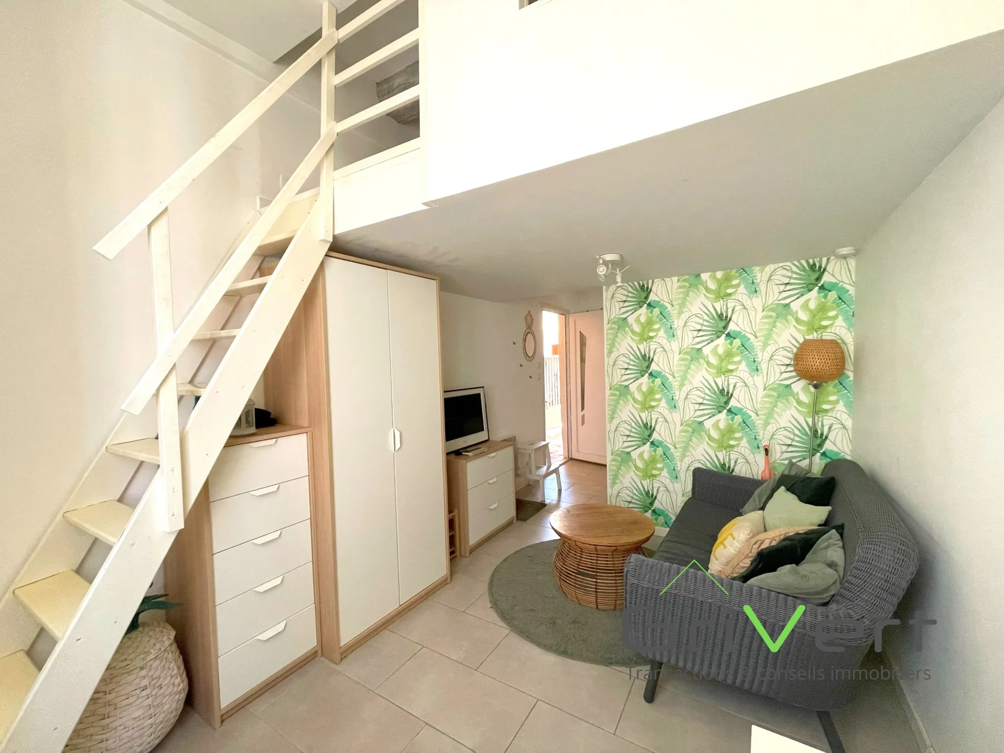 Appartement rénové à Nîmes avec mezzanine de 14 m² 