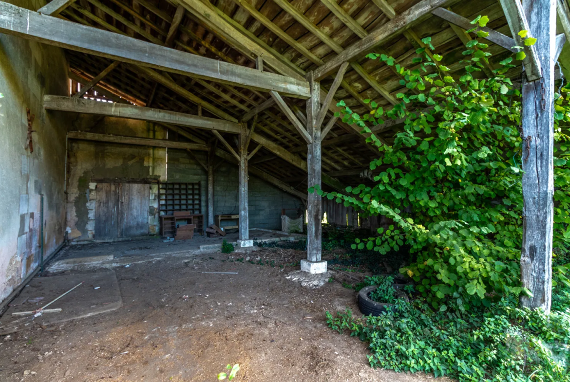 Maison charentaise à rénover à Fontcouverte - 75 m² habitables 