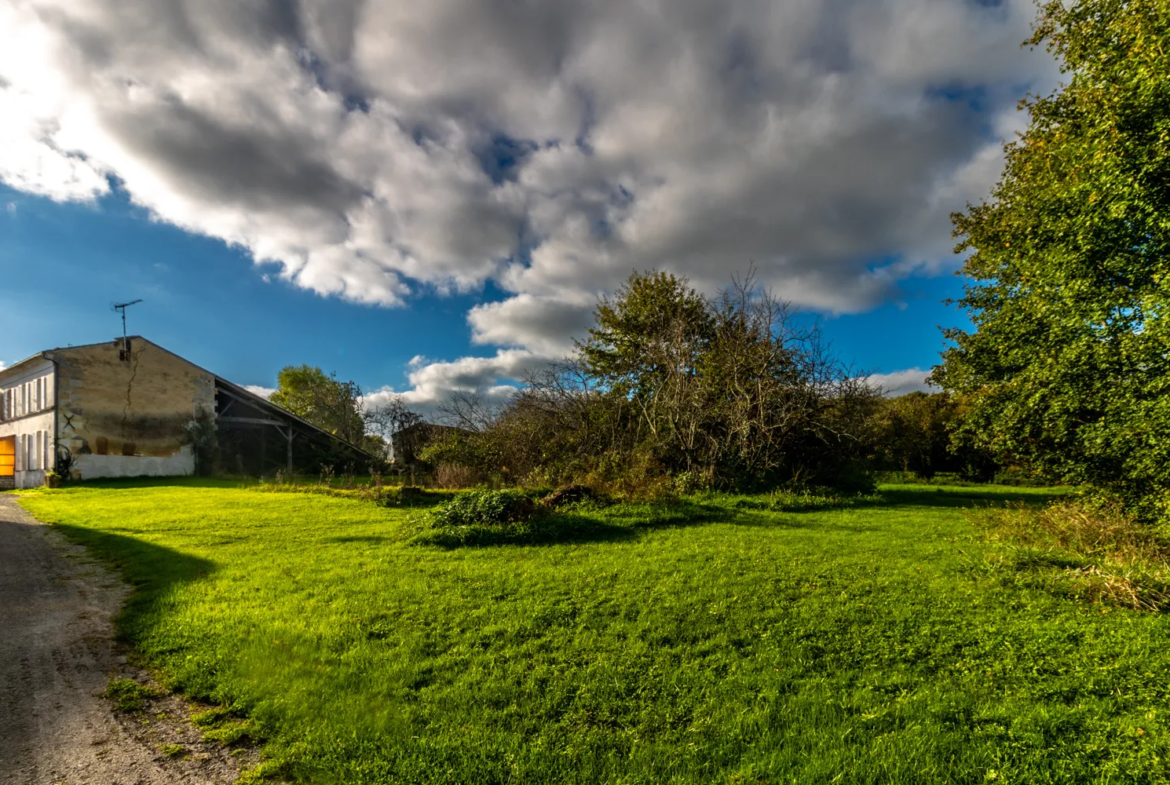 Maison charentaise à rénover à Fontcouverte - 75 m² habitables 