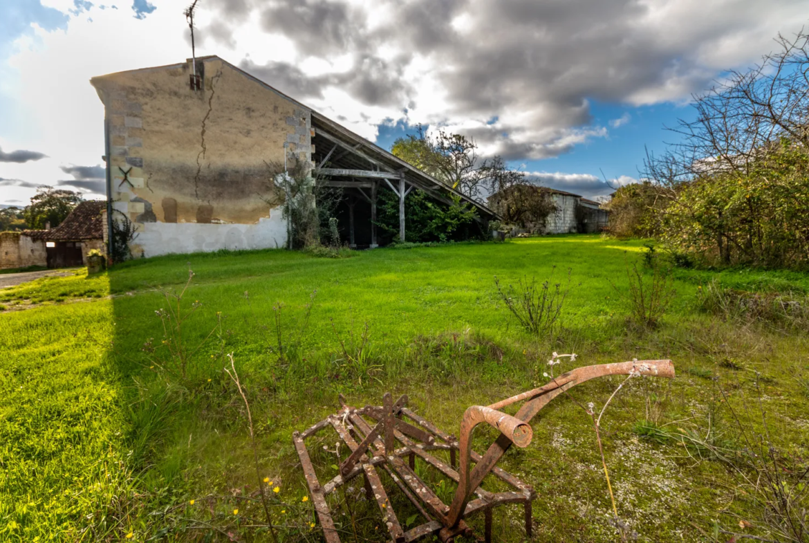 Maison charentaise à rénover à Fontcouverte - 75 m² habitables 