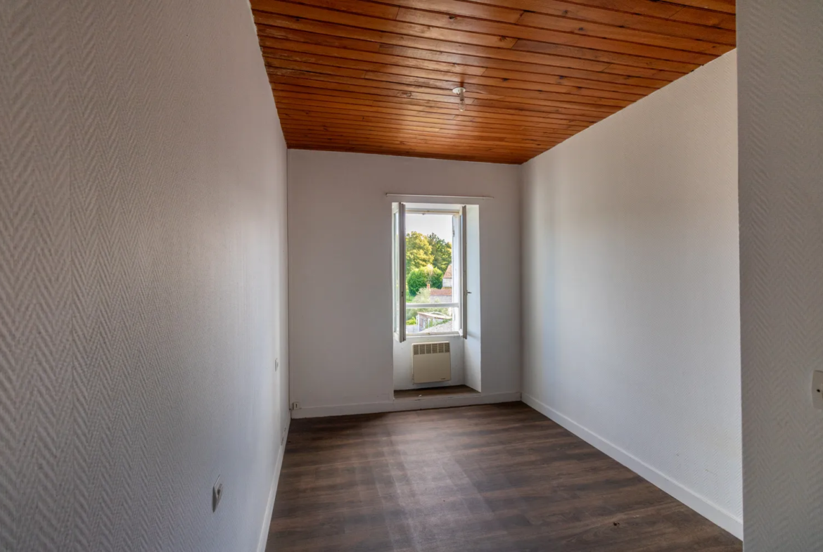 Maison charentaise à rénover à Fontcouverte - 75 m² habitables 