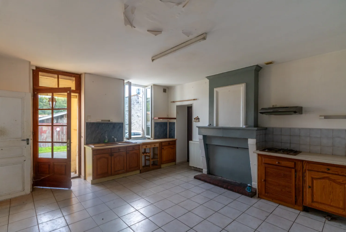 Maison charentaise à rénover à Fontcouverte - 75 m² habitables 