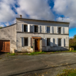 Maison charentaise à rénover à Fontcouverte - 75 m² habitables