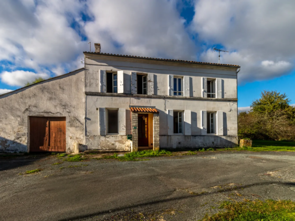 Maison charentaise à rénover à Fontcouverte - 75 m² habitables