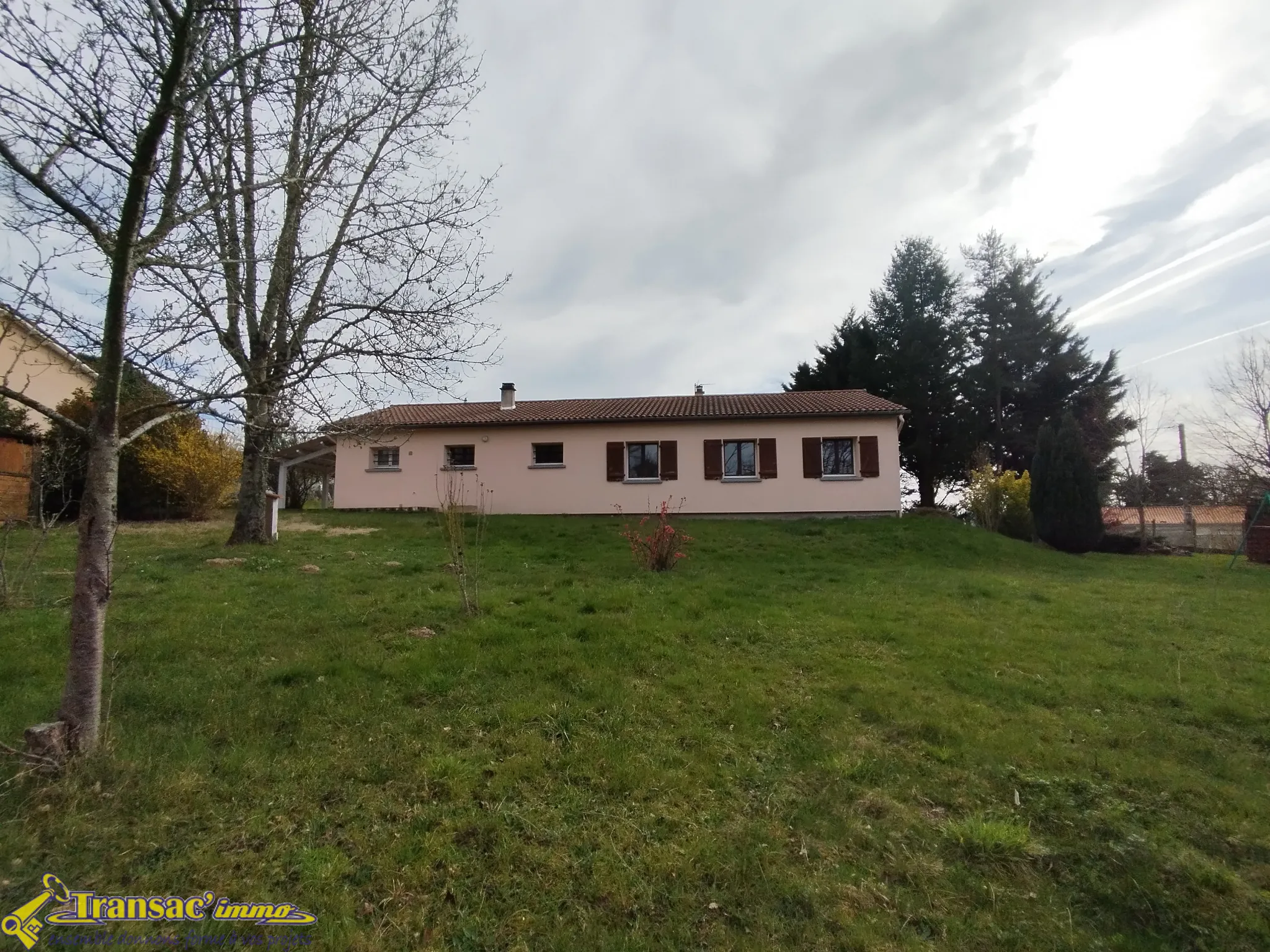 Villa de plain-pied F5 à Dorat avec garage et terrain 