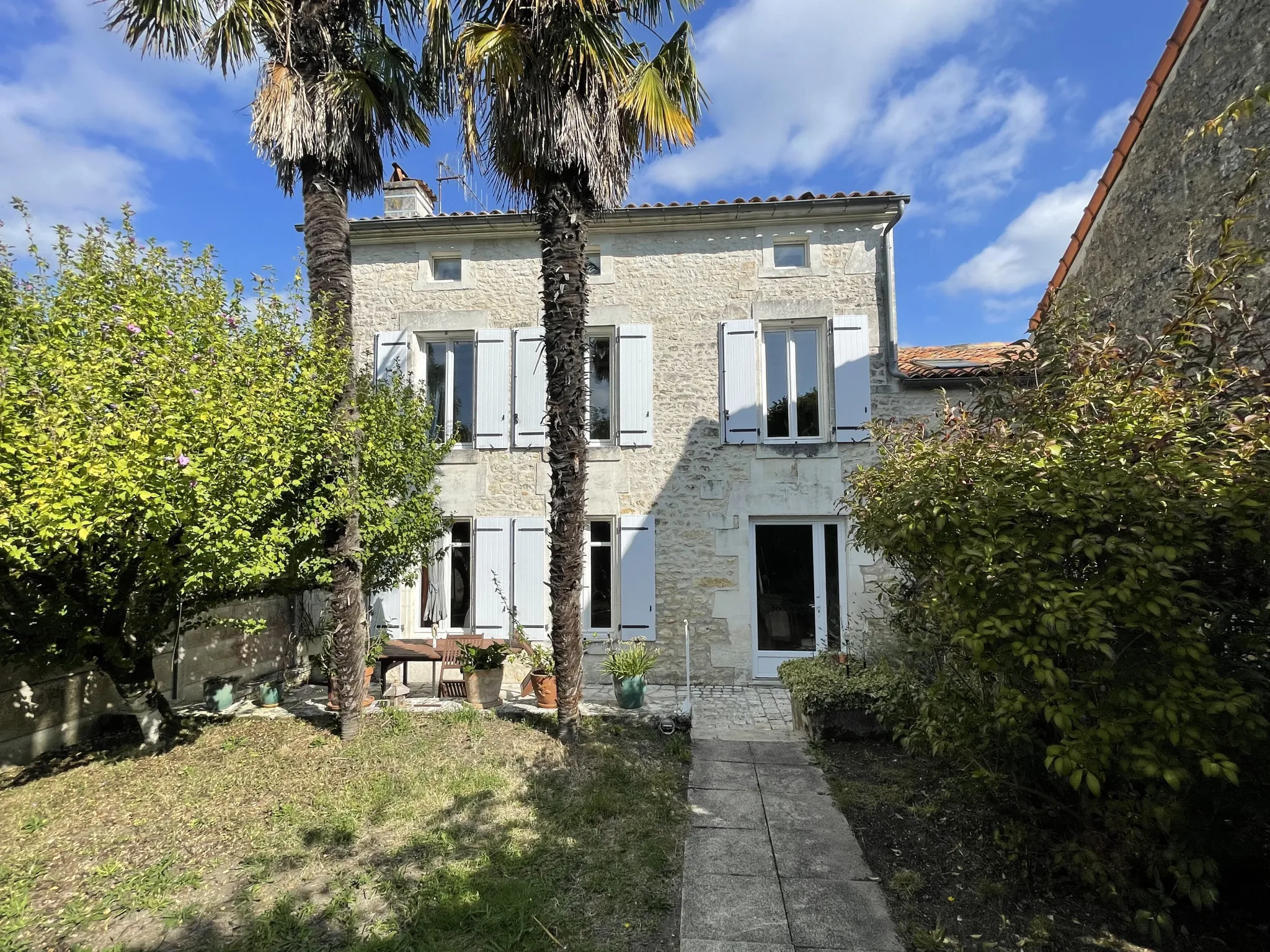 Charmante maison alliant caractère et confort à Bourg-Charente 