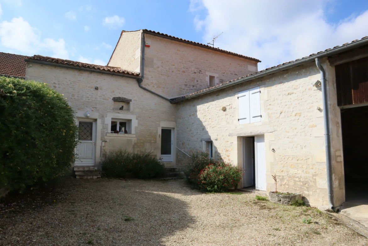 Charmante maison alliant caractère et confort à Bourg-Charente 