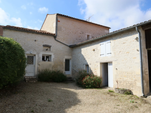 Charmante maison alliant caractère et confort à Bourg-Charente