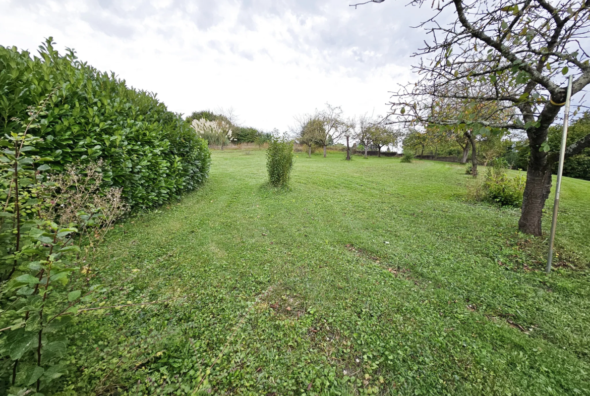 Maison à rénover sur terrain constructible à Abrest 