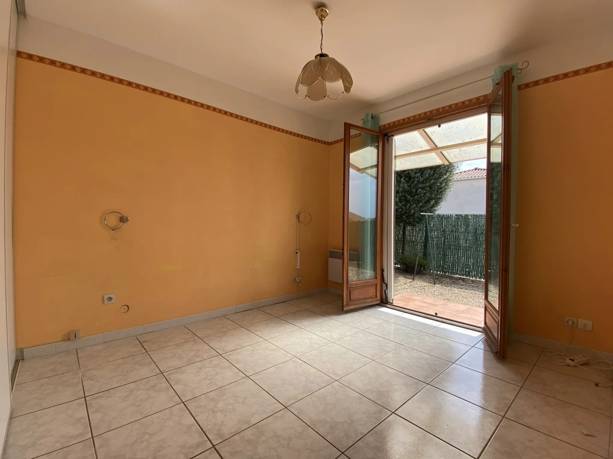 À vendre : Maison de plain-pied à Vias avec 3 chambres et garage 