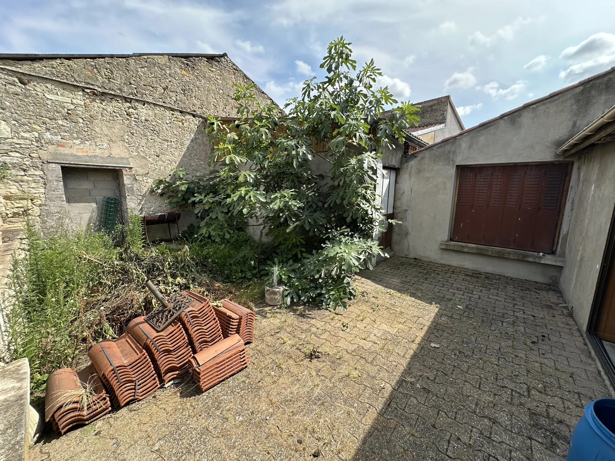 Maison à rafraîchir avec garage et jardin au Mayet d'Ecole 