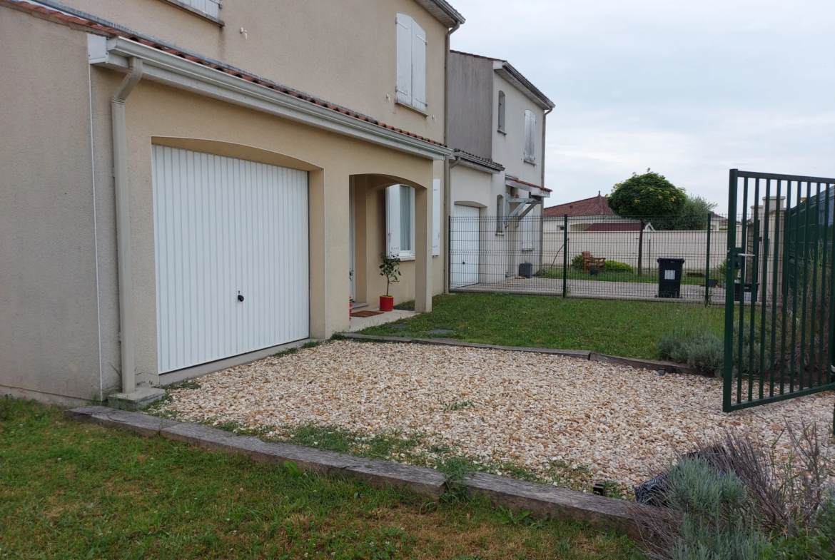 Maison moderne avec garage et jardin à vendre à Cognac 