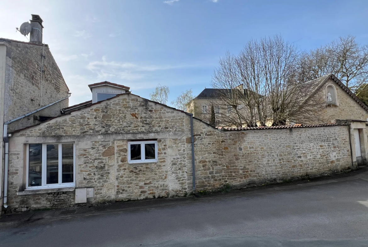 Maison en pierres avec dépendance à rénover à Sainte-Hermine 