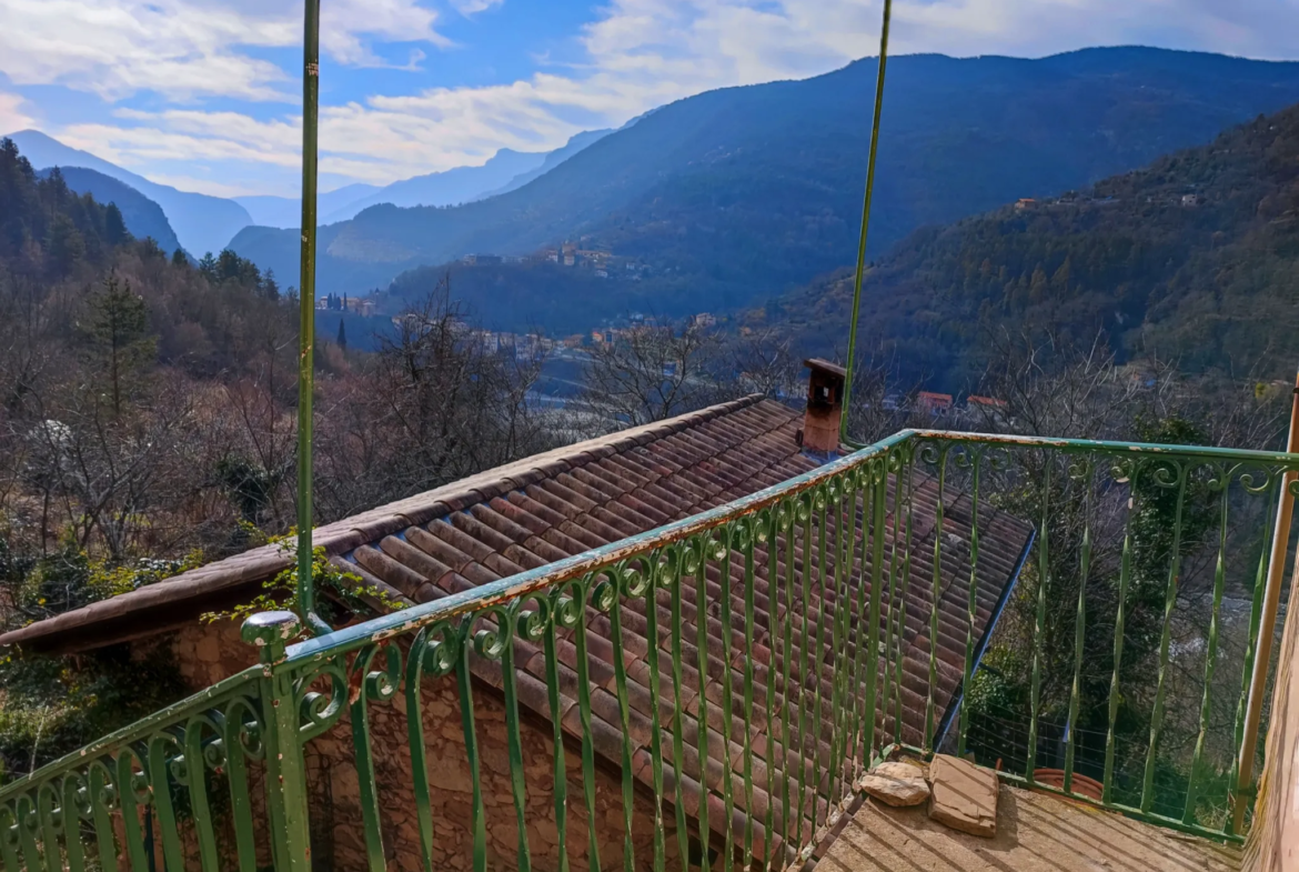 Maison à rénover à Lantosque avec grand terrain 