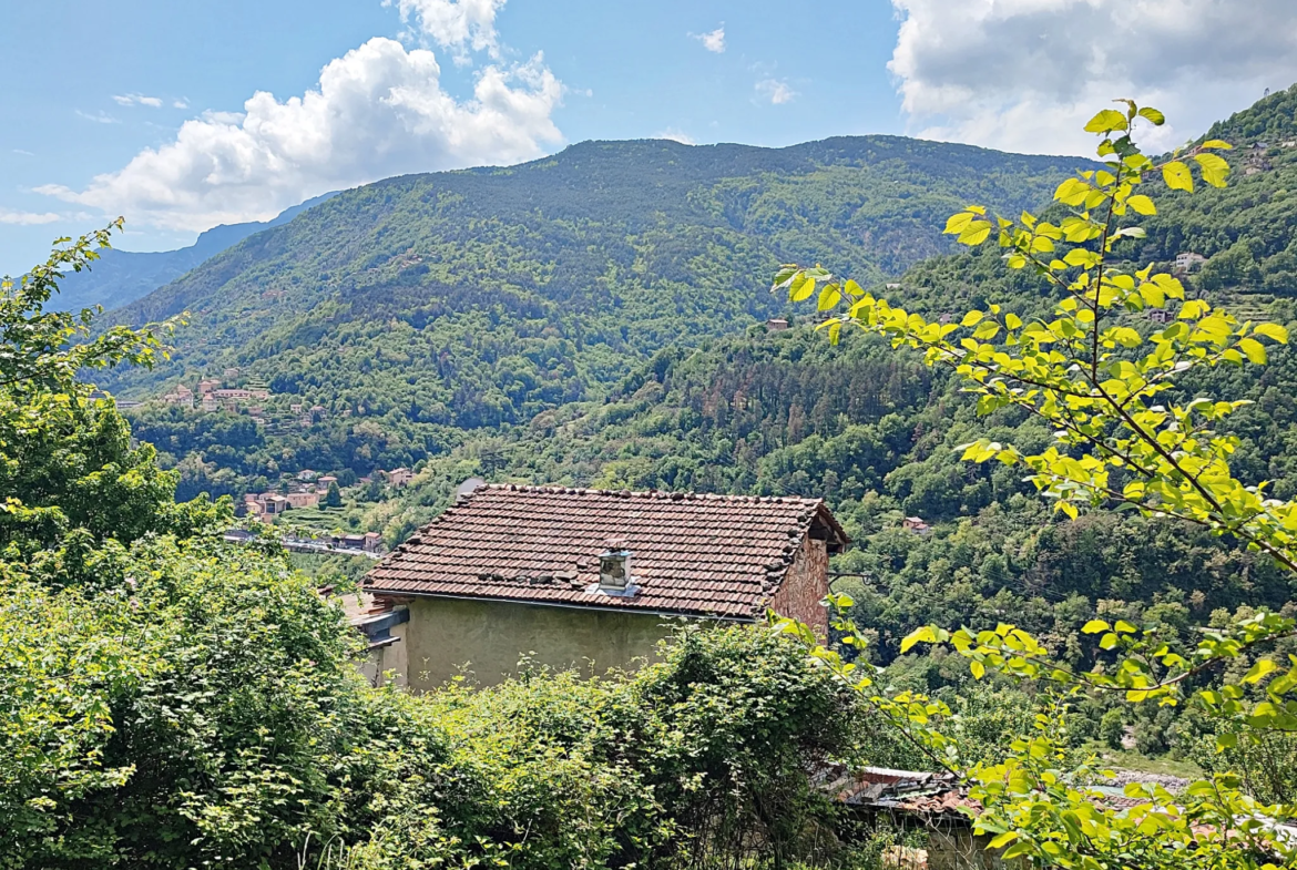 Maison à rénover à Lantosque avec grand terrain 