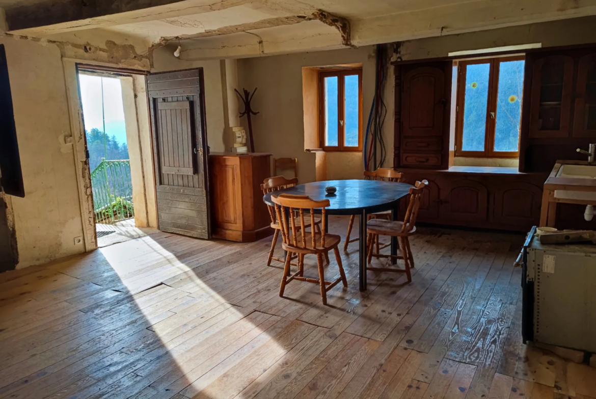 Maison à rénover à Lantosque avec grand terrain 