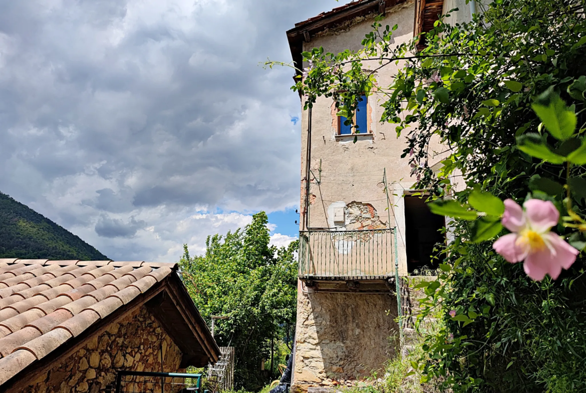 Maison à rénover à Lantosque avec grand terrain 