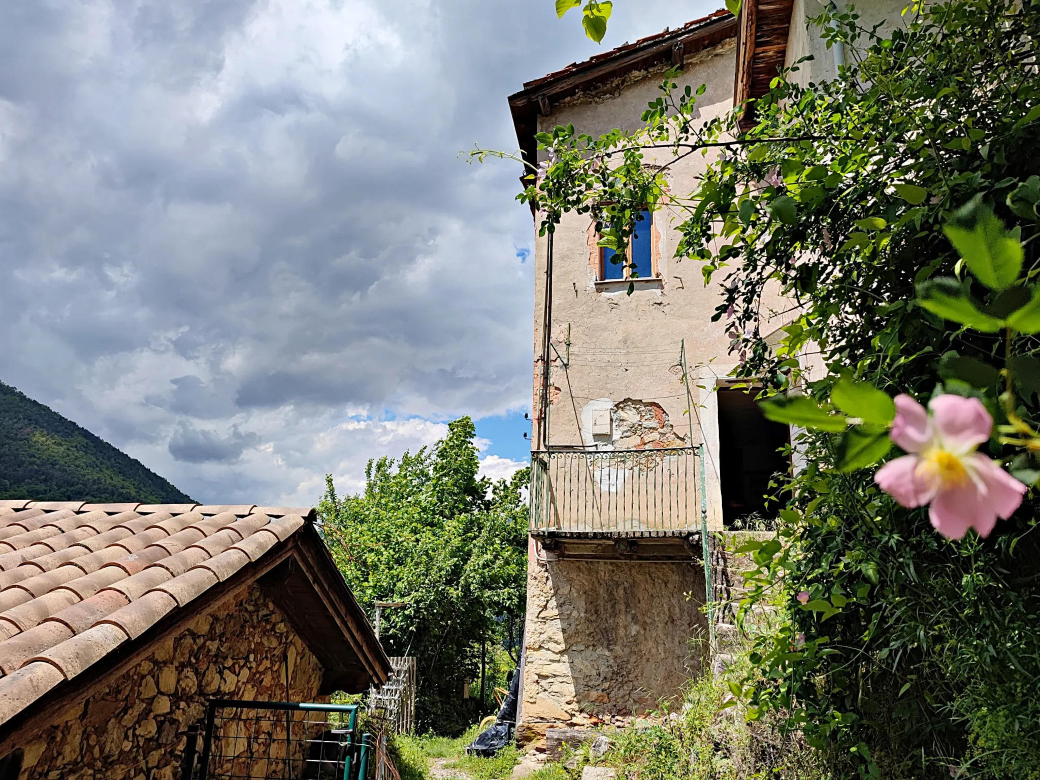 Maison à rénover à Lantosque avec grand terrain 