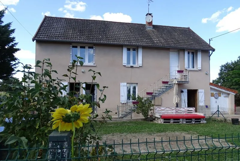 Charmante maison avec dépendances entre Le Donjon et Marcigny 