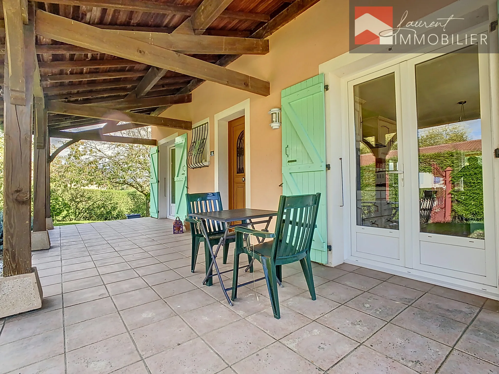 Maison à vendre à Romenay avec jardin et terrasses 