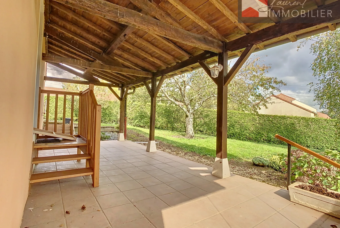 Maison à vendre à Romenay avec jardin et terrasses 