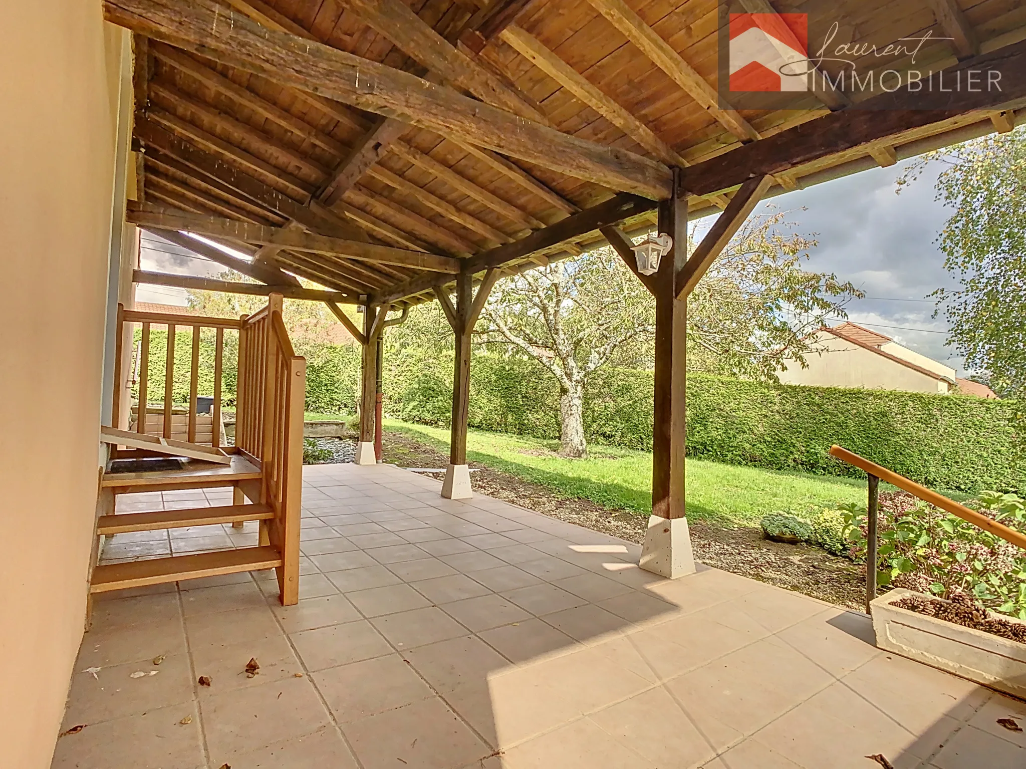 Maison à vendre à Romenay avec jardin et terrasses 