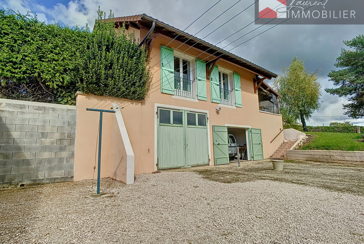 Maison à vendre à Romenay avec jardin et terrasses 