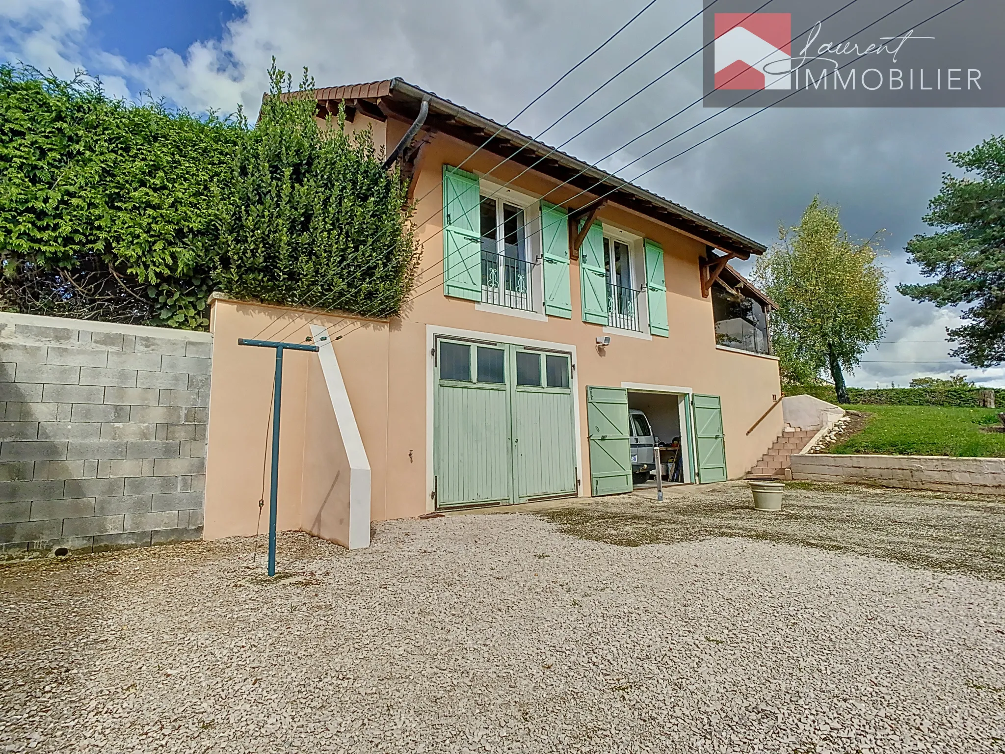 Maison à vendre à Romenay avec jardin et terrasses 