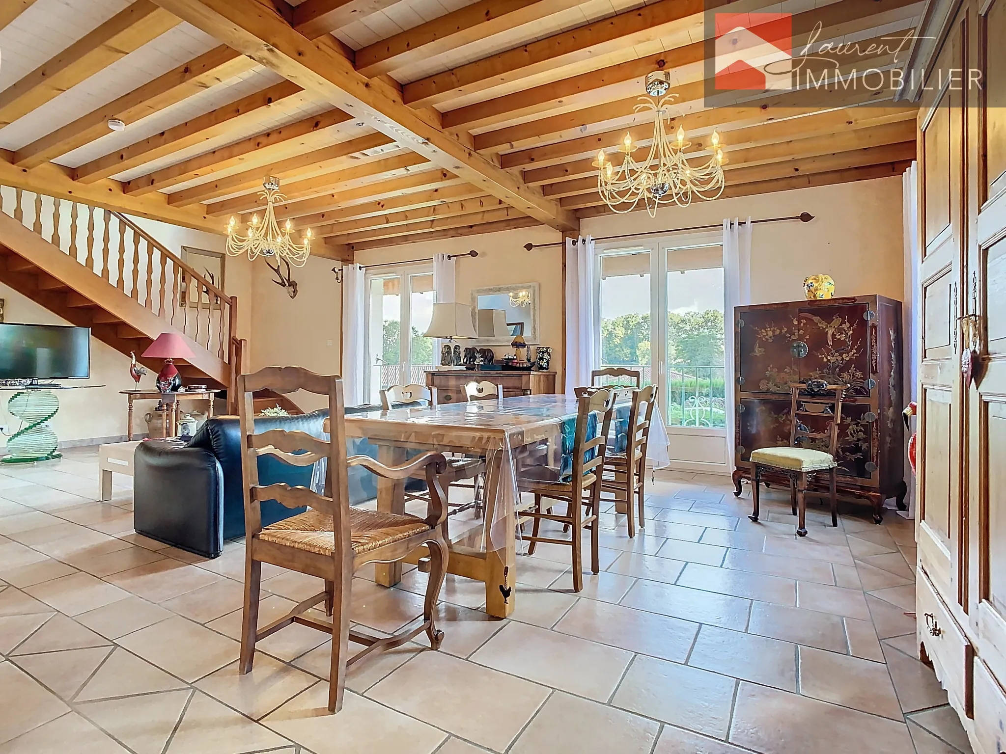 Maison à vendre à Romenay avec jardin et terrasses 