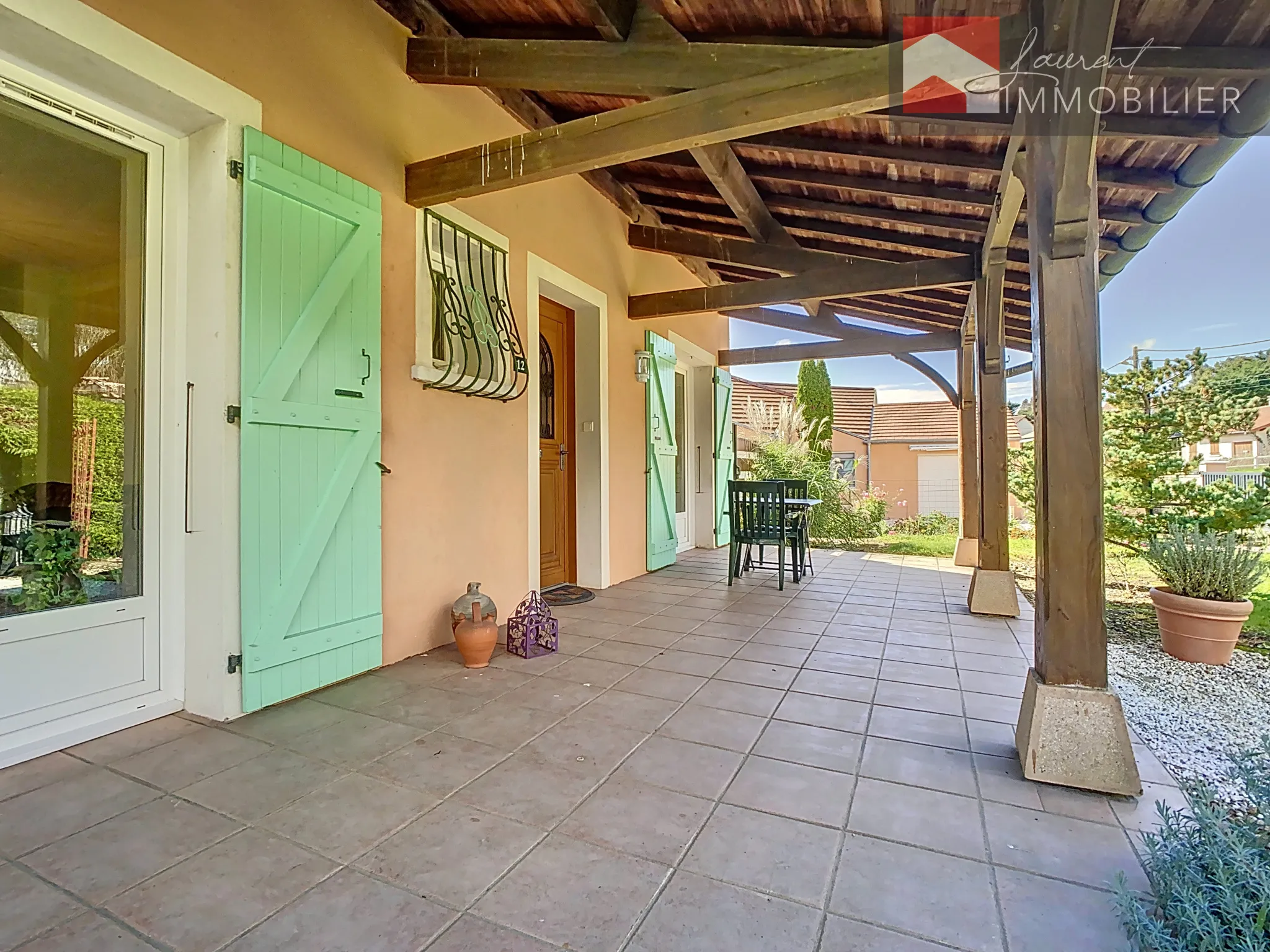 Maison à vendre à Romenay avec jardin et terrasses 