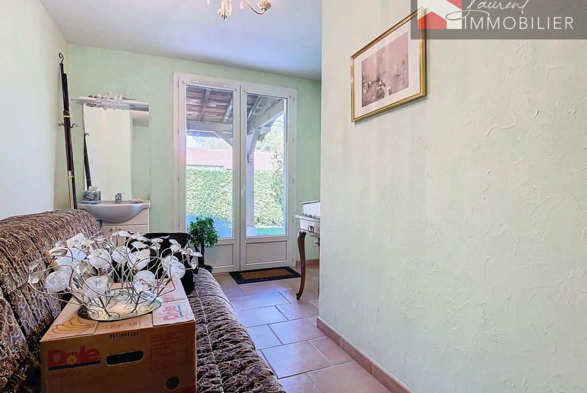 Maison à vendre à Romenay avec jardin et terrasses 