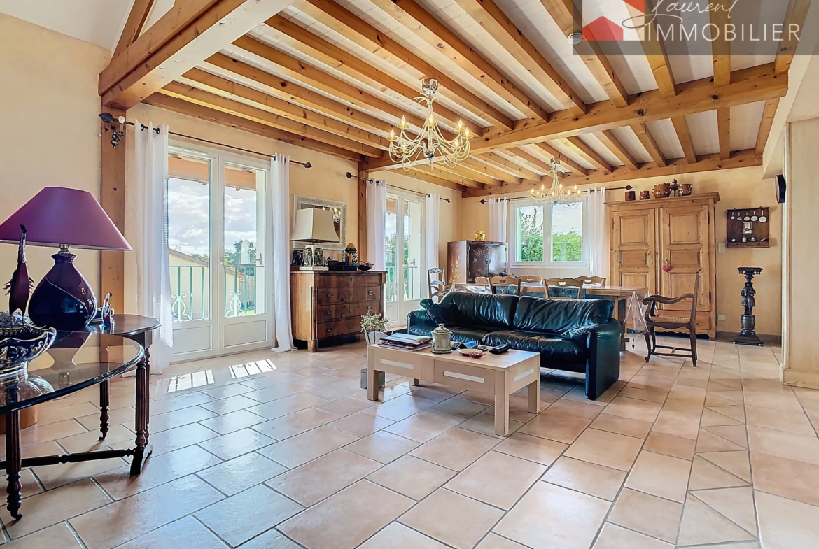 Maison à vendre à Romenay avec jardin et terrasses 