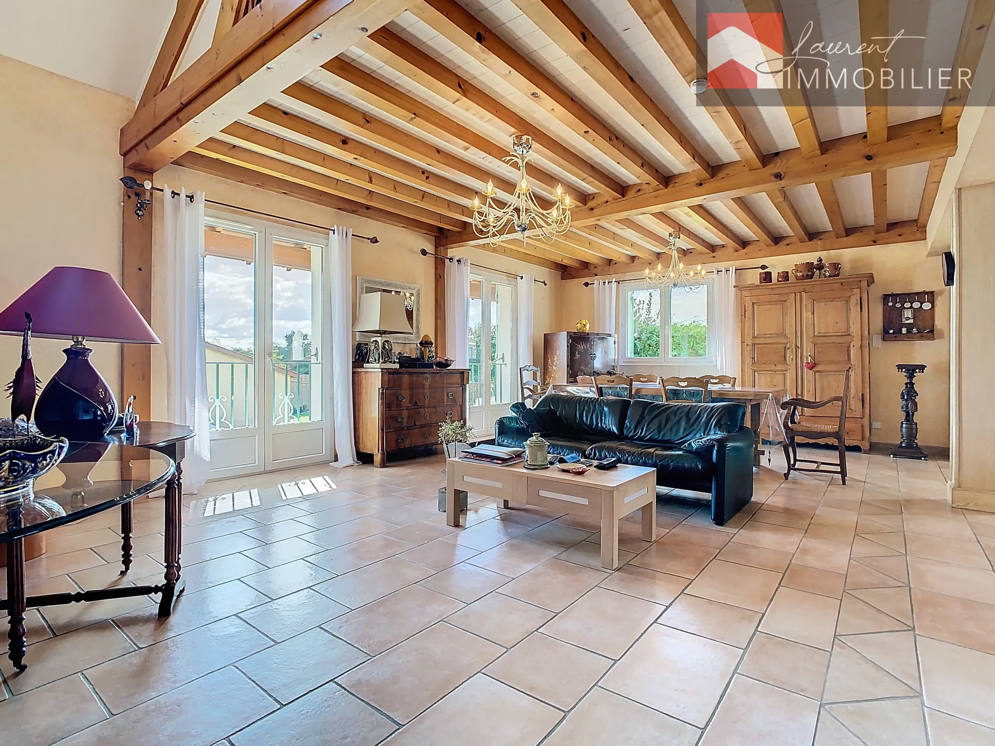 Maison à vendre à Romenay avec jardin et terrasses 