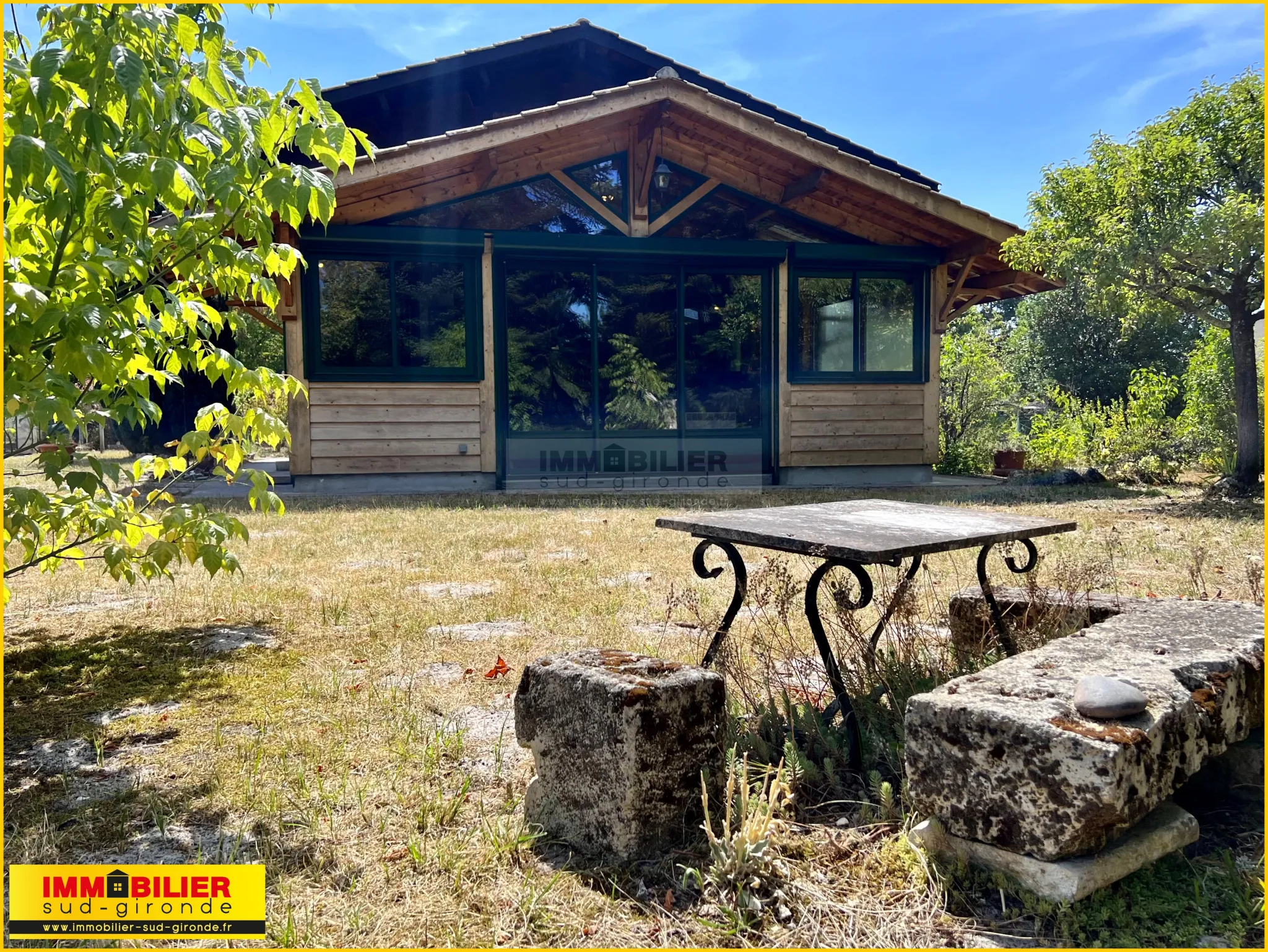 Chalet en bois avec garage à vendre à Saint-Michel de Rieufret 