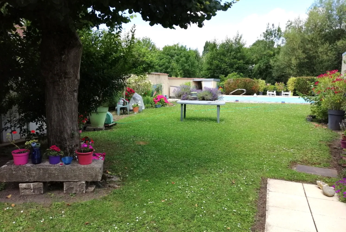 Maison T.6 avec jardin et piscine à Nevers, centre-ville 