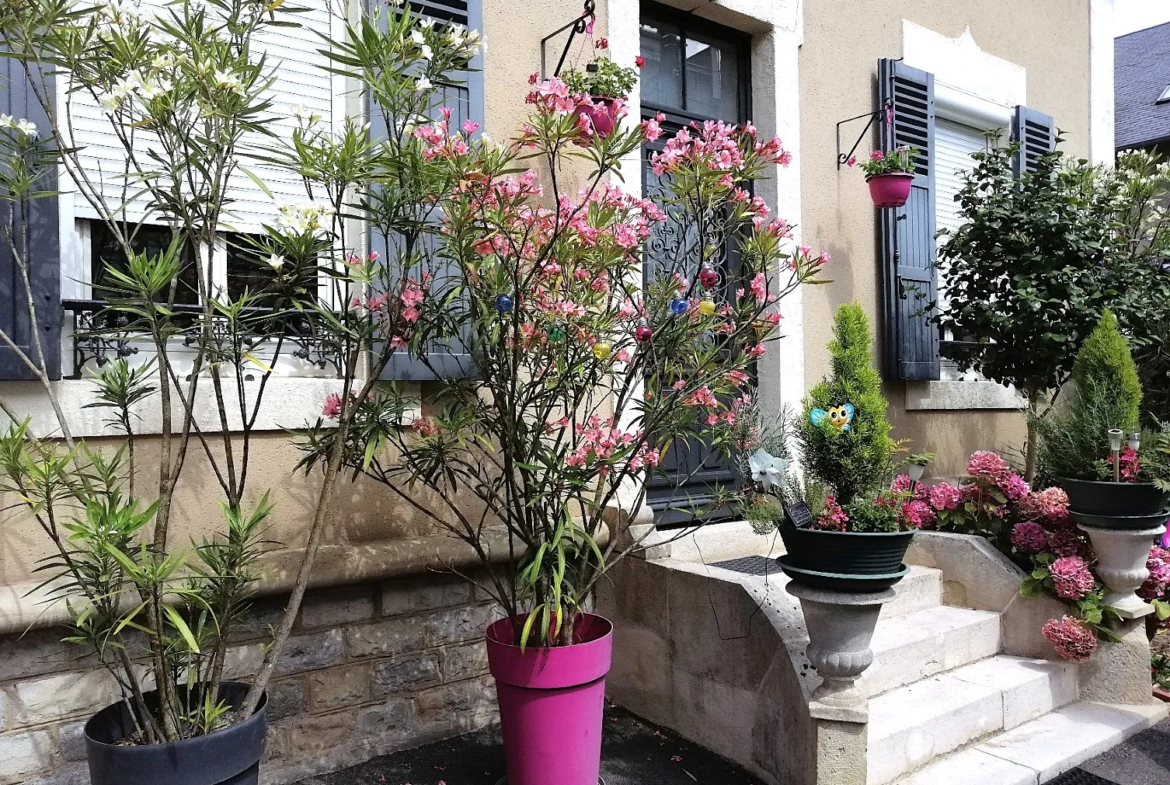 Maison T.6 avec jardin et piscine à Nevers, centre-ville 