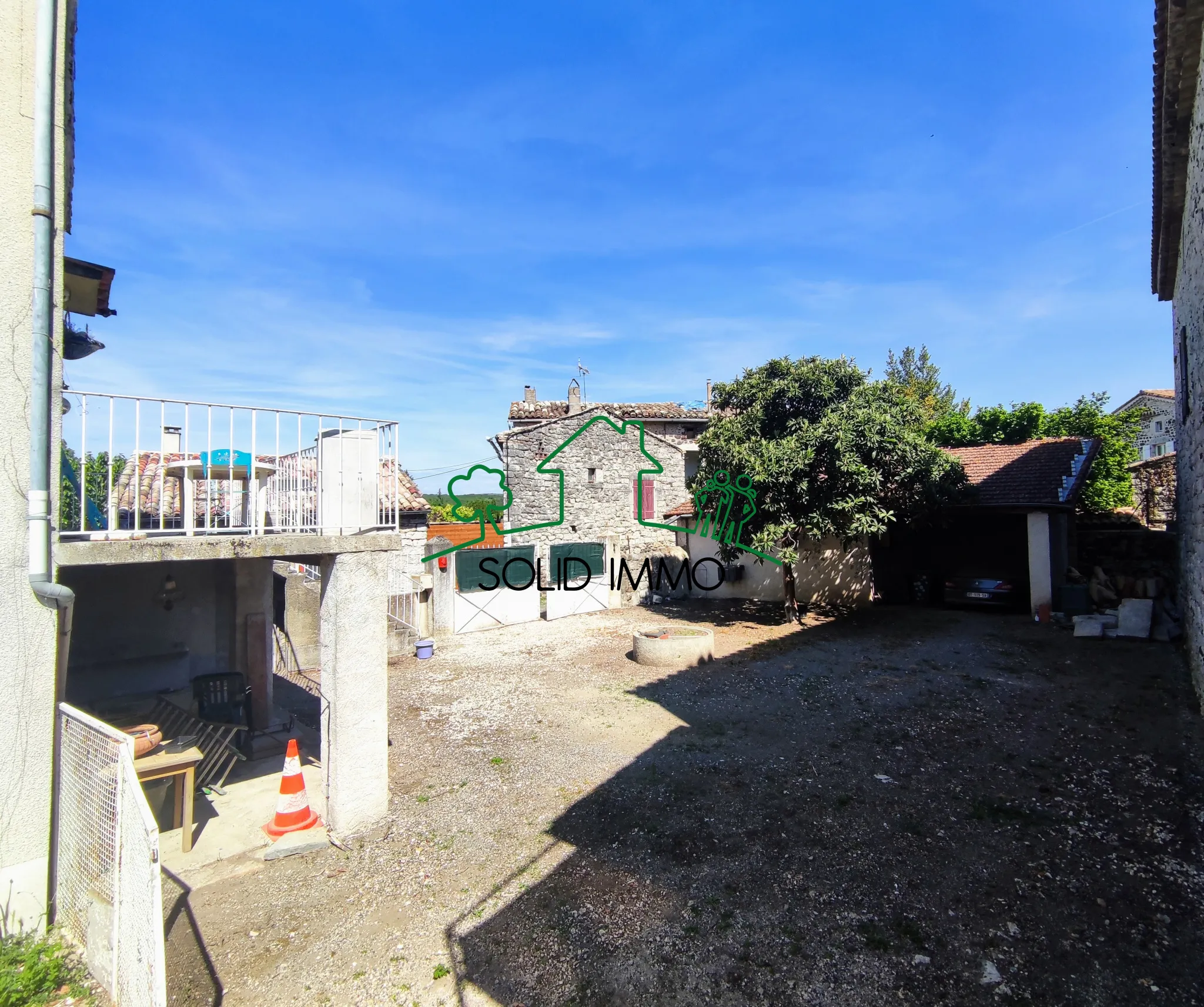 Maison de village avec deux habitations et jardins à Saint Germain 07170 